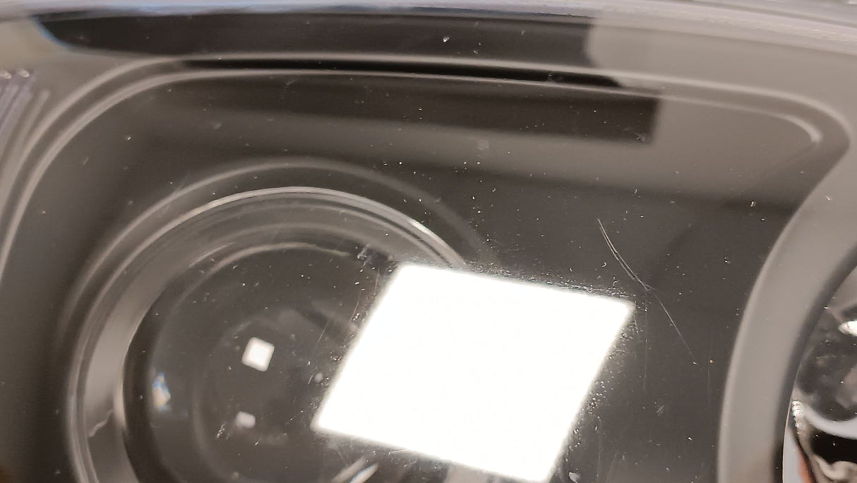 LED-Scheinwerfer mit Kratzern und Staub auf der Linse, CR-Tuning KFZ-Zubehör