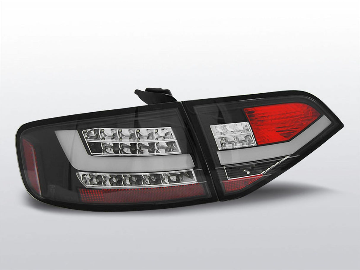 Schwarze LED Rückleuchten für Audi A4 B8 Avant mit dynamischem Blinker und moderner Lichtsignatur