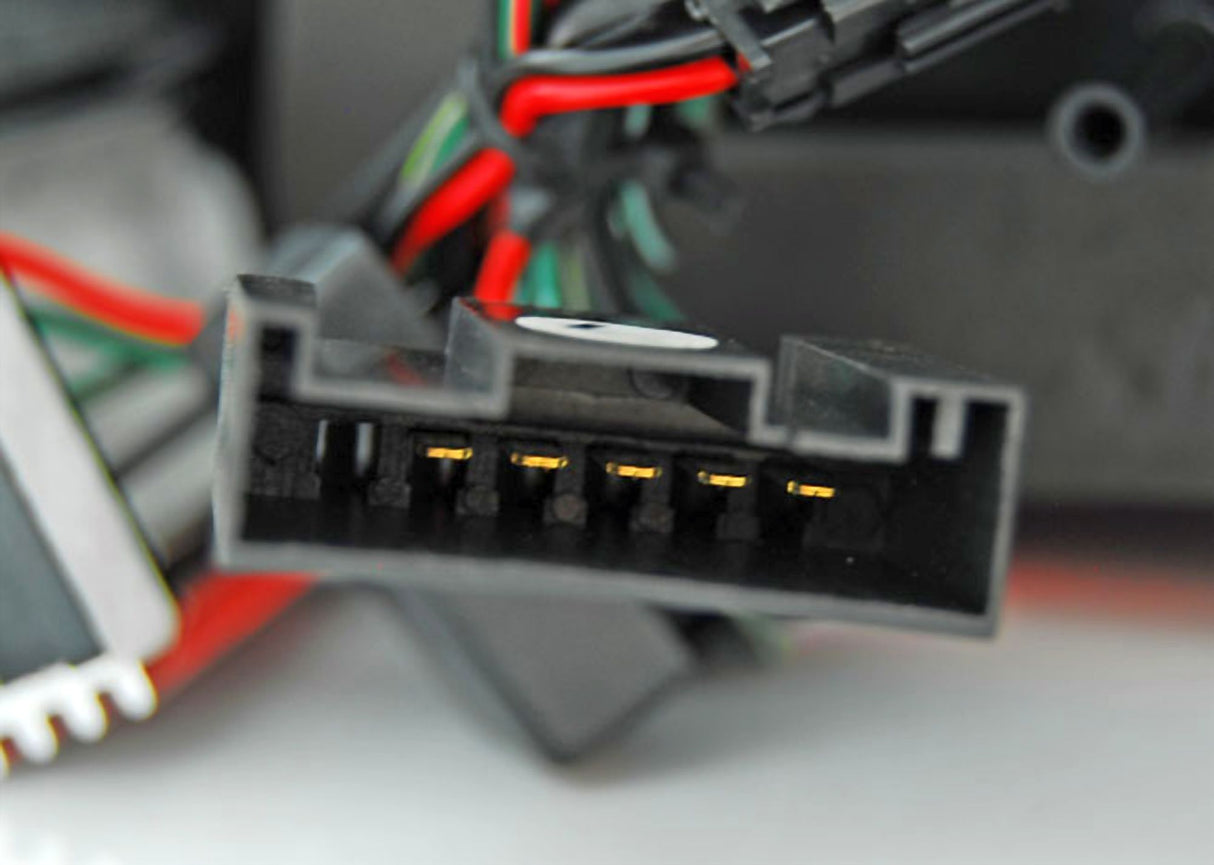 Stecker mit goldenen Kontakten für LED-Scheinwerfer und Rückleuchten von CR-Tuning