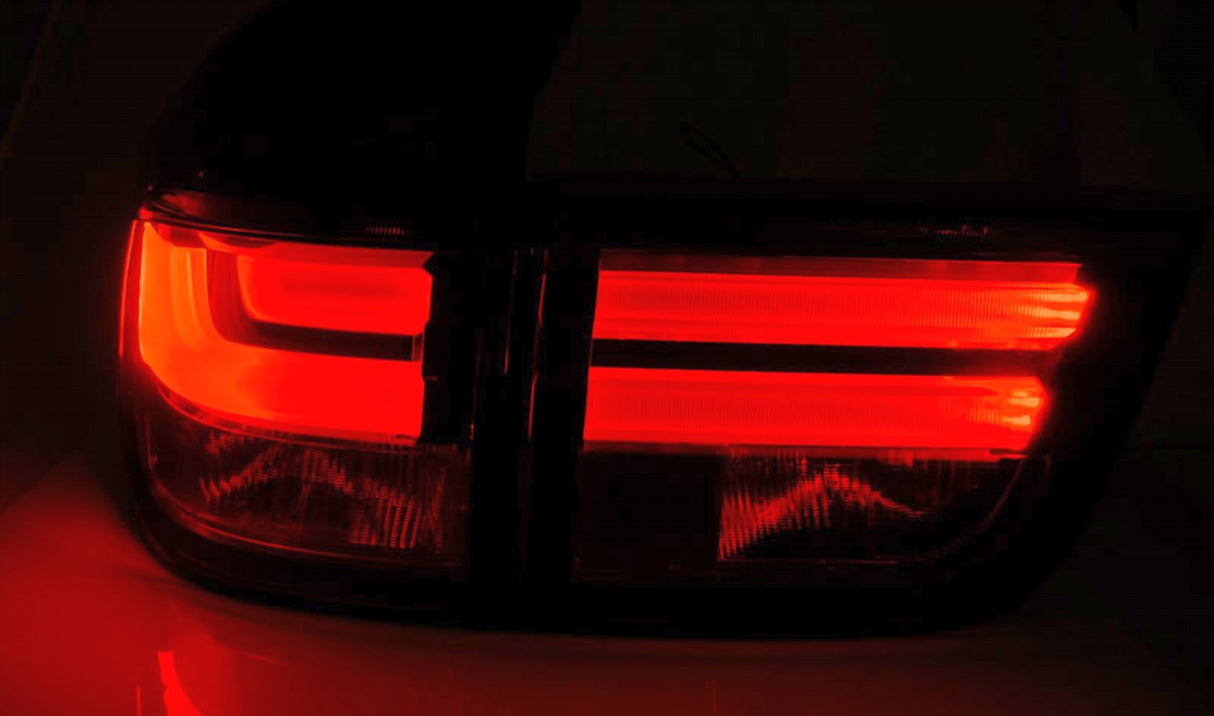 Rückleuchten für BMW E92 E93 mit dynamischem Blinker und LED-Technik, rot leuchtend