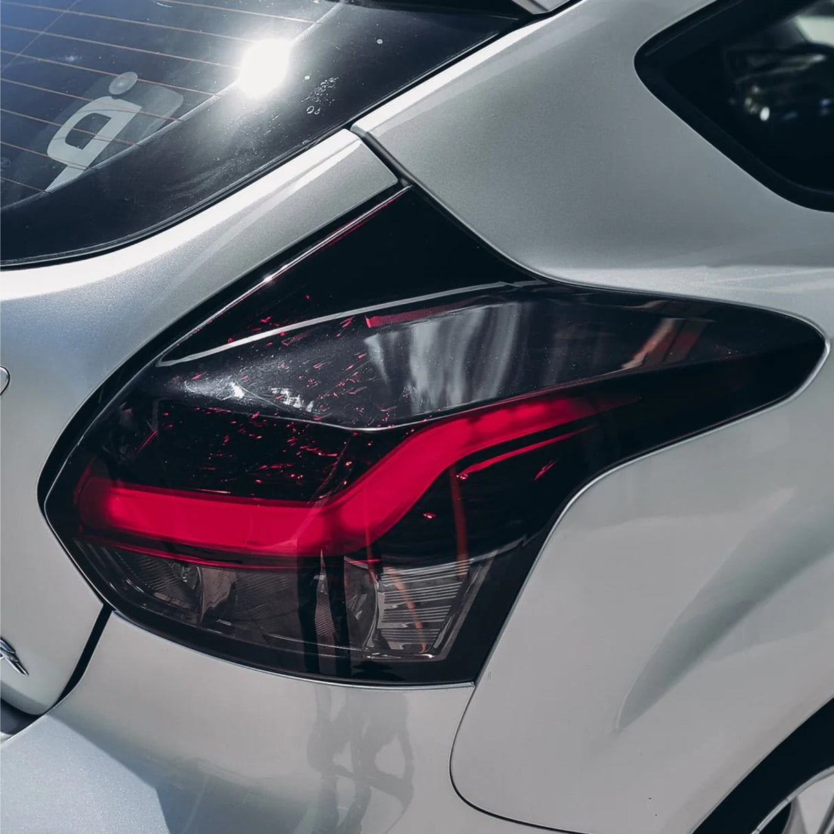 LED Lightbar Rückleuchten in rot matt für Ford Focus 3 2011-10.2014