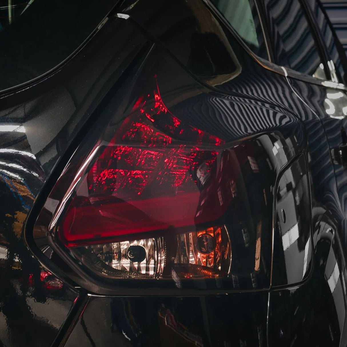 LED Lightbar Rückleuchten in rot matt für Ford Focus 3 2011-10.2014