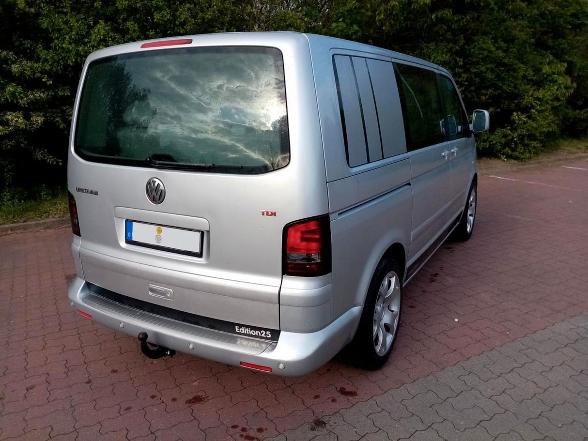 für VW T6 Transporter silber Heckansicht mit Edition25 Schriftzug und Anhängerkupplung