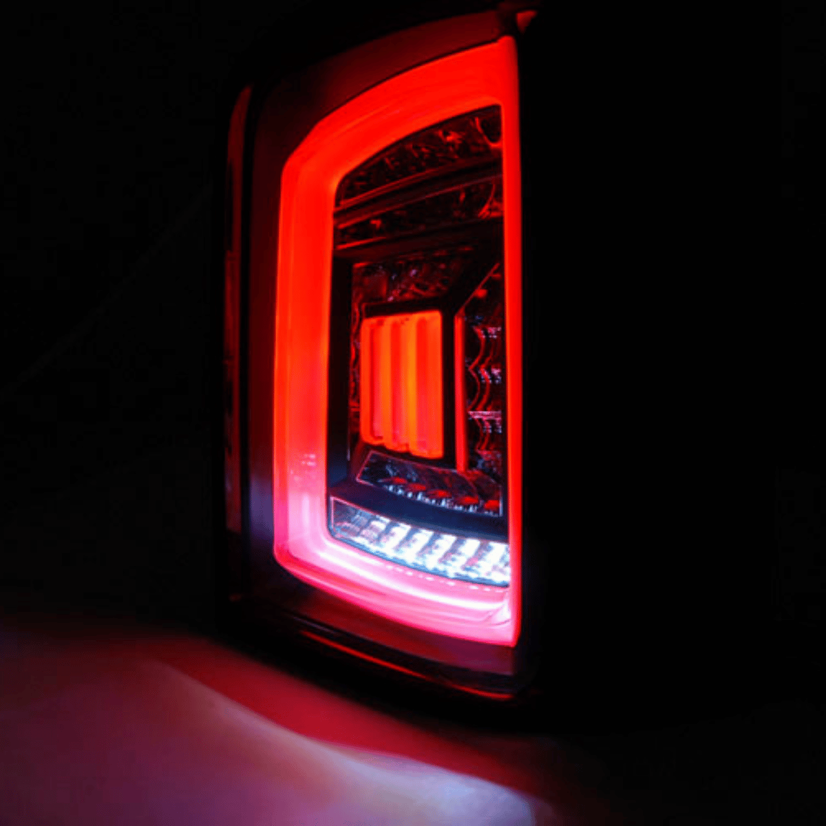 Moderne rote LED-Rückleuchten für Fahrzeuge, mit dynamischem Leuchten und sportlichem Design