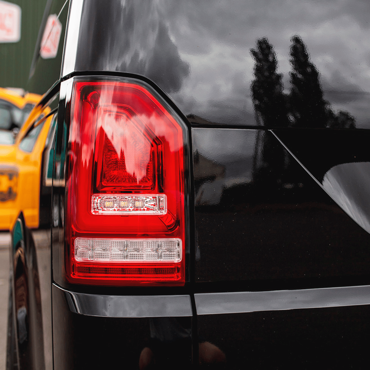 LED Rückleuchten Set Rot mit Lightbar & dynamischem Blinker für VW T6 Transporter 2015-2019 Flügeltüren