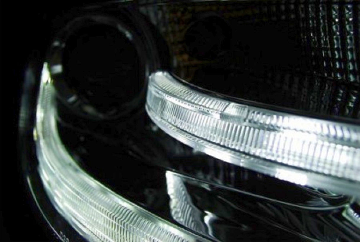 LED Scheinwerfer mit Tagfahrlicht für KFZ-Tuning, moderne Optik, klare Linse, Fahrzeugzubehör
