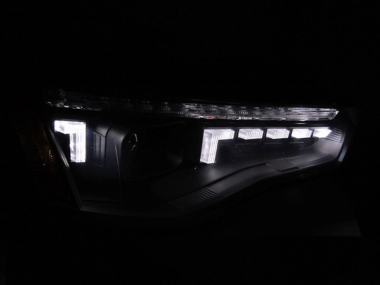 LED Scheinwerfer für Audi A5 8T mit markanter Lichtsignatur und Tagfahrlichtstreifen