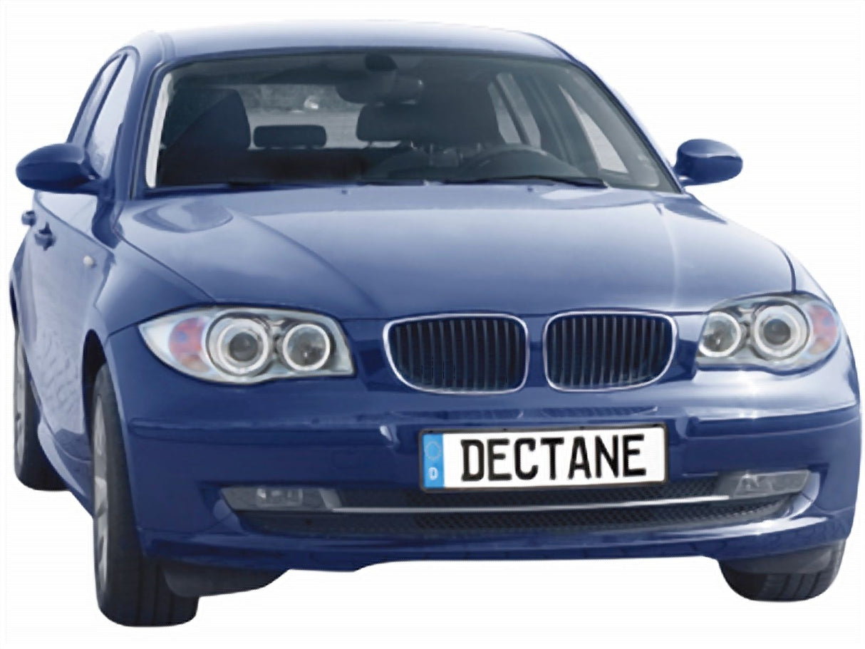 Blauer BMW mit DECTANE Kennzeichen, LED-Scheinwerfer und Kühlergrill für KFZ-Tuning
