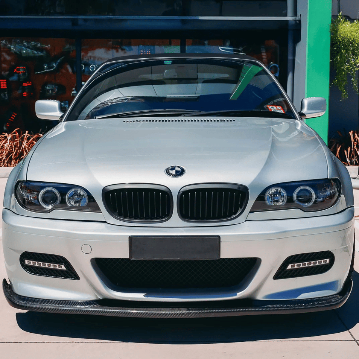Scheinwerfer mit LED Tagfahrlichtern und Carbon Frontlippe, silbernes Coupé für BMW E46