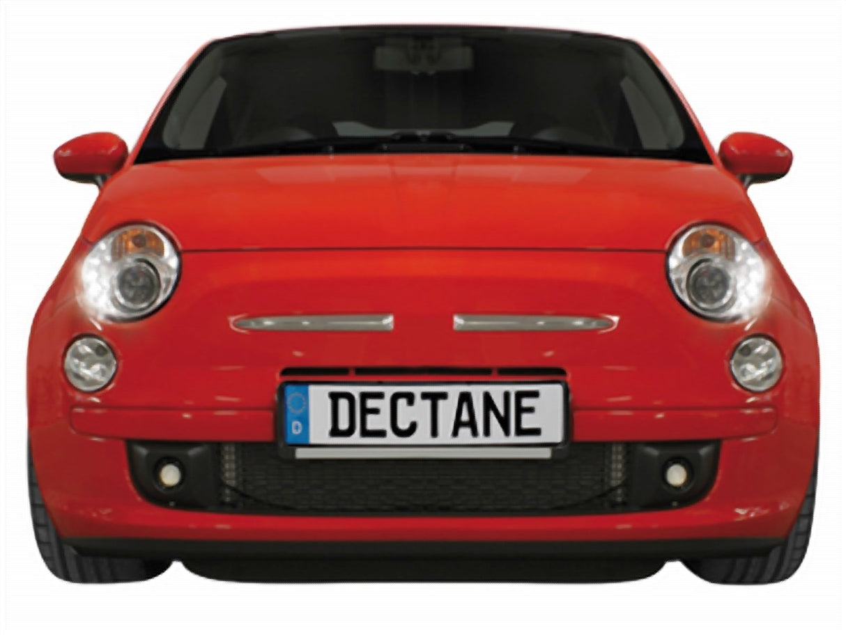 Rote Fiat 500 Front mit DECTANE Kennzeichen und LED-Scheinwerfern, ideal für KFZ-Tuning