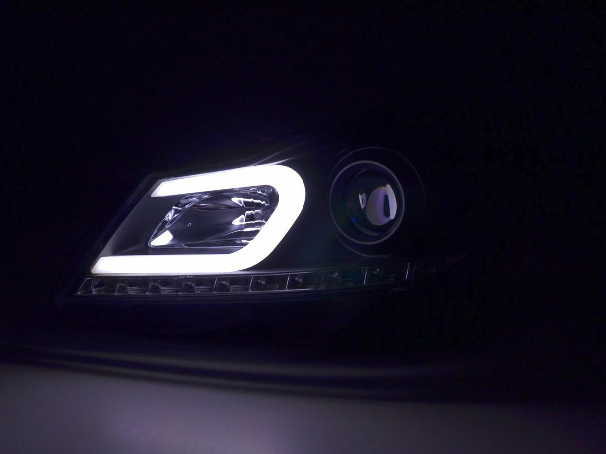 LED Scheinwerfer für Audi A4 B8 mit markanter Lichtsignatur und Tagfahrlichtstreifen