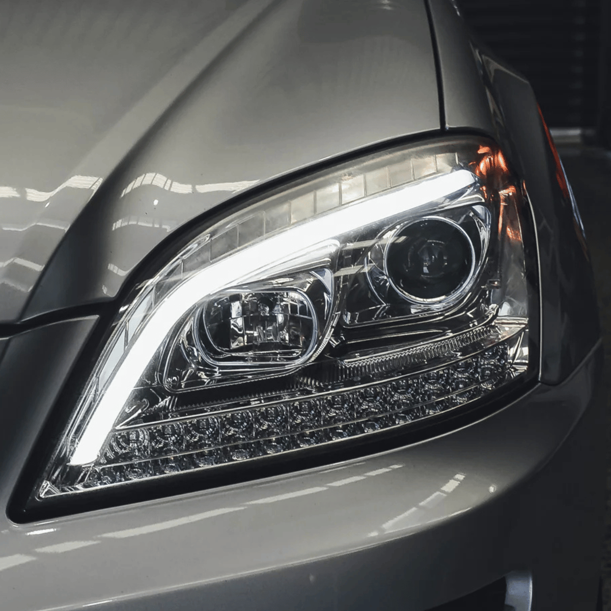 LED Light Tube Scheinwerfer Set Chrom für Mercedes W164 ML M-Klasse 2005–2007 mit Dynamischem Blinker