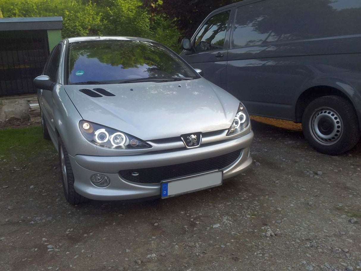 Silberner Peugeot 206 mit LED-Scheinwerfern und Tagfahrlicht-Ringen, Tuning-Scheinwerfer für Ihr Fahrzeug
