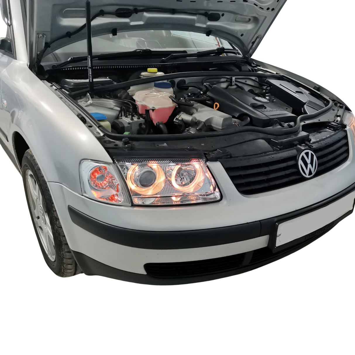 LED Scheinwerfer mit Tagfahrlicht Funktion, silbernes Auto mit geöffneter Motorhaube für VW Passat B5