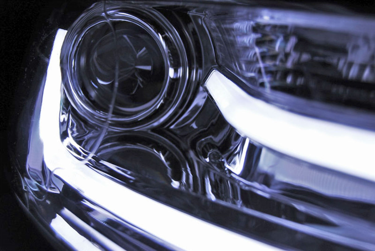 Nahaufnahme LED-Scheinwerfer mit Chrom-Akzenten, Tuning-Scheinwerfer für Autos, KFZ-Beleuchtung
