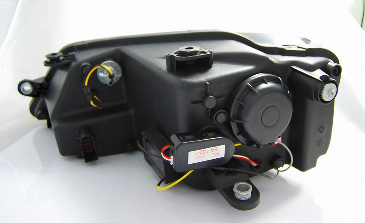 Schwarzer Scheinwerfer mit Kabeln und Stecker, KFZ-Tuning Zubehör für Ihr Fahrzeug