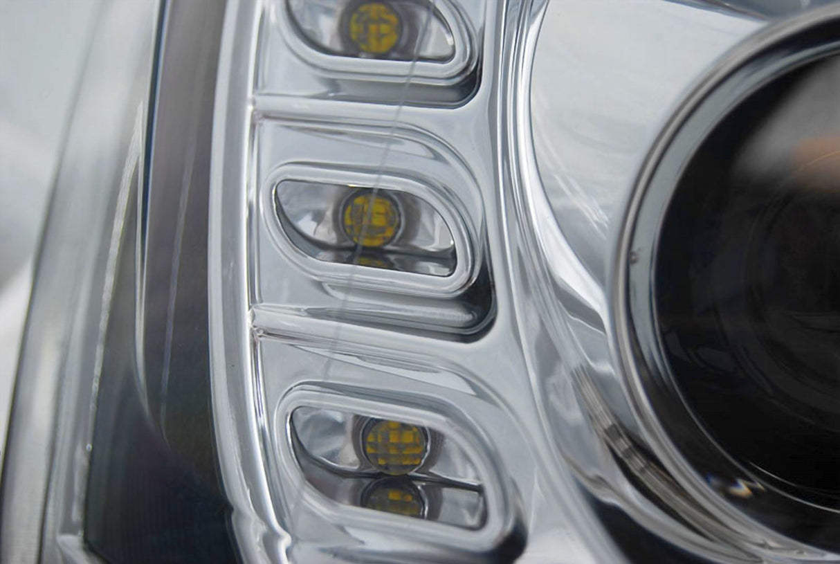 LED-Scheinwerfer mit gelben Positionslichtern und Chrom-Akzenten für KFZ-Tuning
