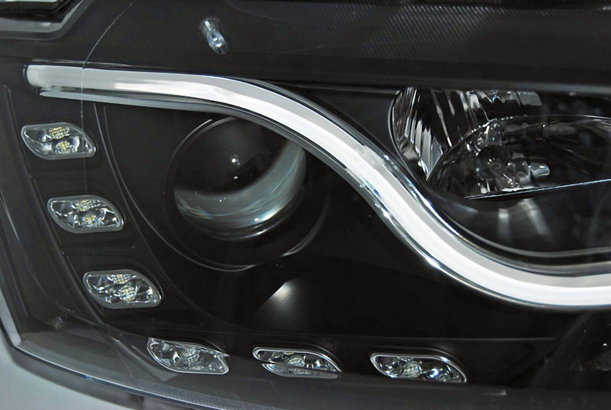 LED Scheinwerfer mit Chrom-Akzenten und integrierten Tagfahrlichtern für Fahrzeuge