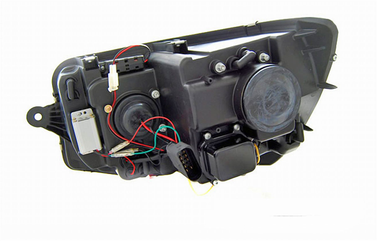 Rückseite eines schwarzen LED-Scheinwerfers mit Kabeln und Stecker für KFZ-Tuning