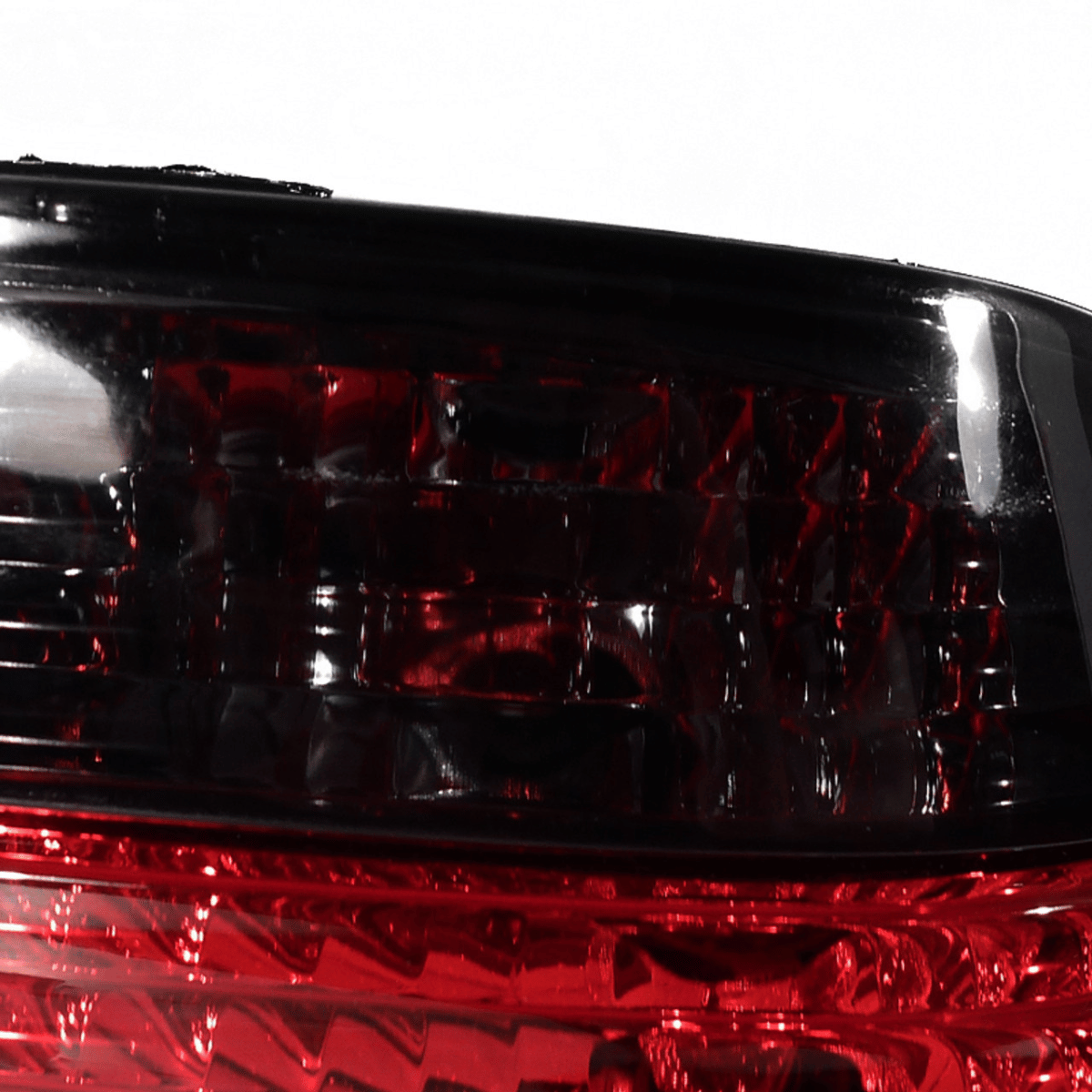 Getönte Rückleuchten rot für KFZ-Tuning, detaillierte Oberfläche mit roten Lichtelementen
