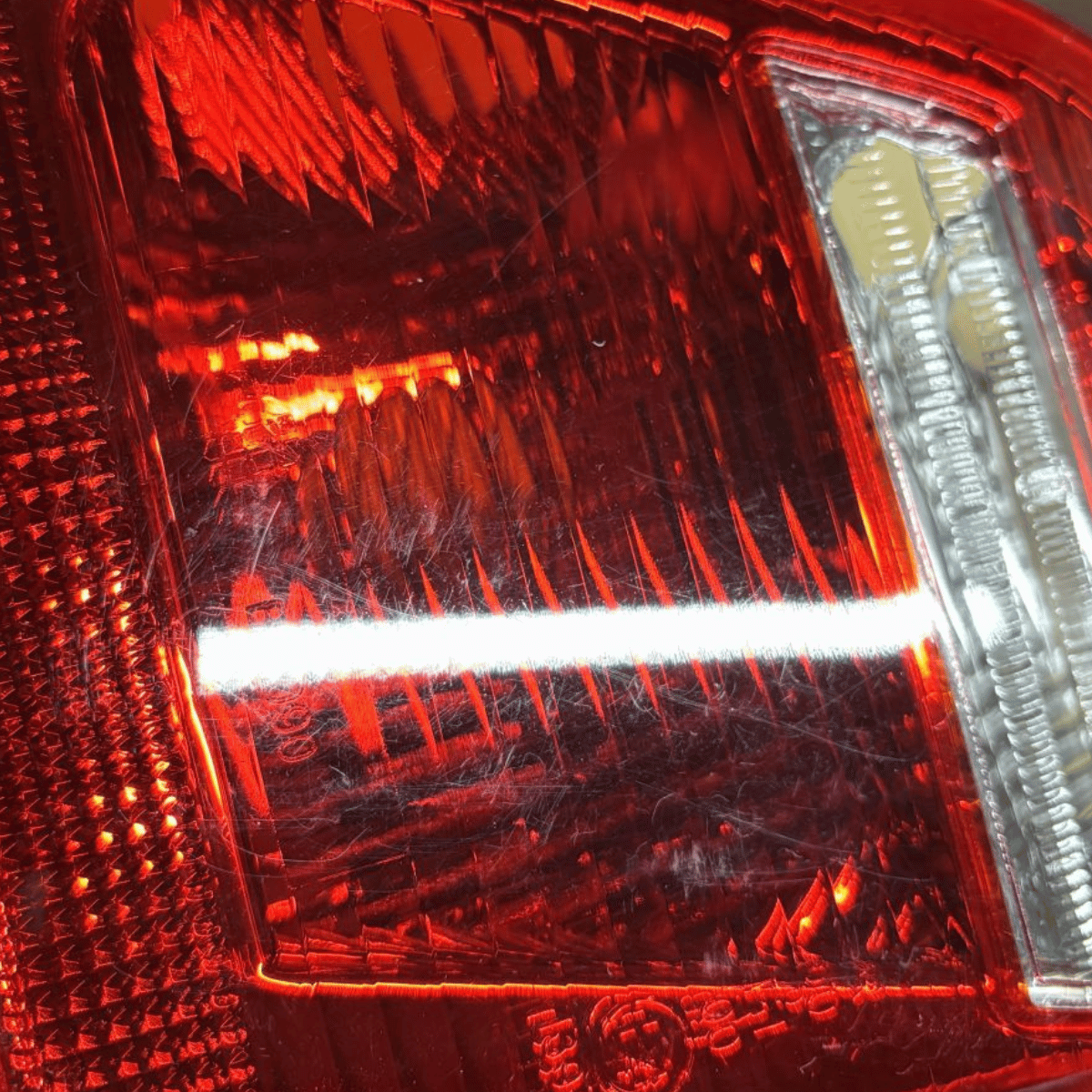 Rückleuchten Rot mit LED-Streifen für Tuning, detaillierte Ansicht mit Kratzern