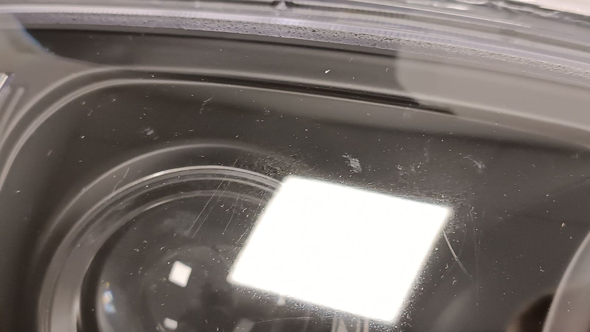 Detailaufnahme Kratzer auf Scheinwerferglas für KFZ-Tuning LED-Scheinwerfer Rückleuchten Tagfahrlichter Zubehör