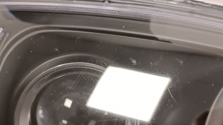 Detailaufnahme Kratzer auf Scheinwerferglas für KFZ-Tuning LED-Scheinwerfer Rückleuchten Tagfahrlichter Zubehör