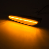 Heller LED Seitenblinker in Orange für KFZ Tuning. Moderne Fahrzeugbeleuchtung mit dynamischem Lauflichteffekt