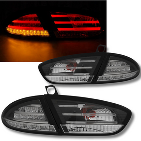 LED Rückleuchten Set Schwarz Seat Leon 1P 03.09-13 mit moderner Lichtleiste und Blinker