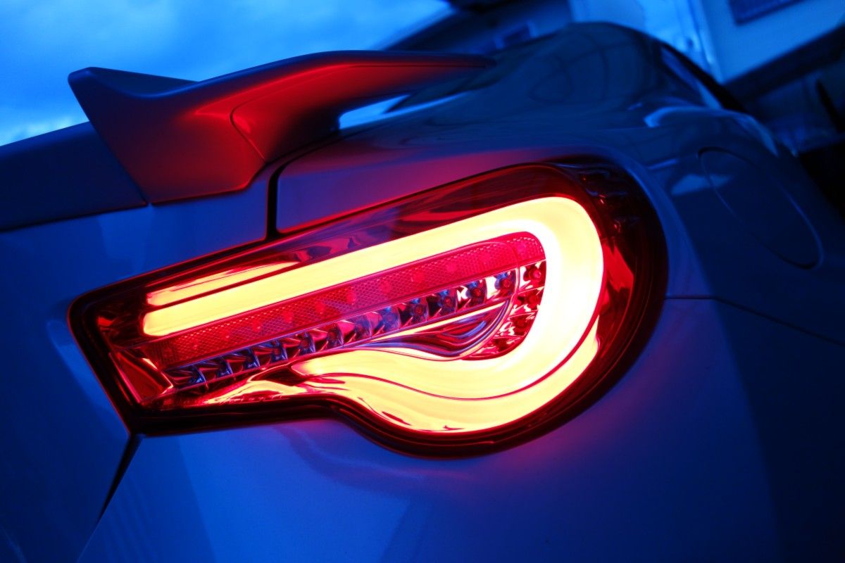 Sportliche LED-Rückleuchten rot-weiß für dein Fahrzeug, mit dynamischem Leuchten und Spoiler