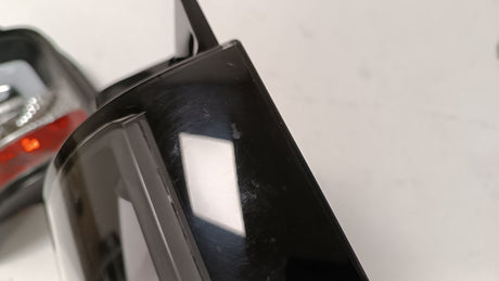 Schwarze Tuning-Rückleuchte mit Kratzern, passend für KFZ-Zubehör von CR-Tuning