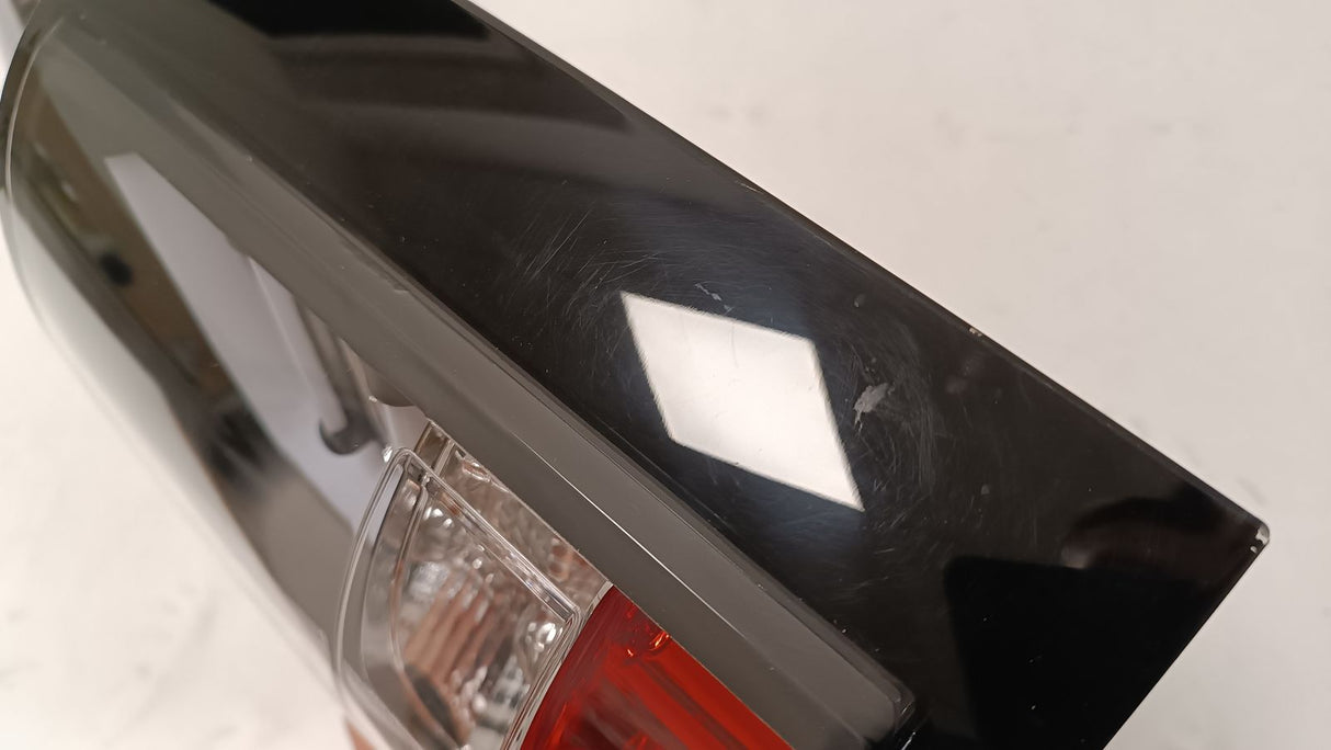 Schwarze Rückleuchte mit Kratzern und reflektierendem Einsatz, KFZ-Tuning Zubehör