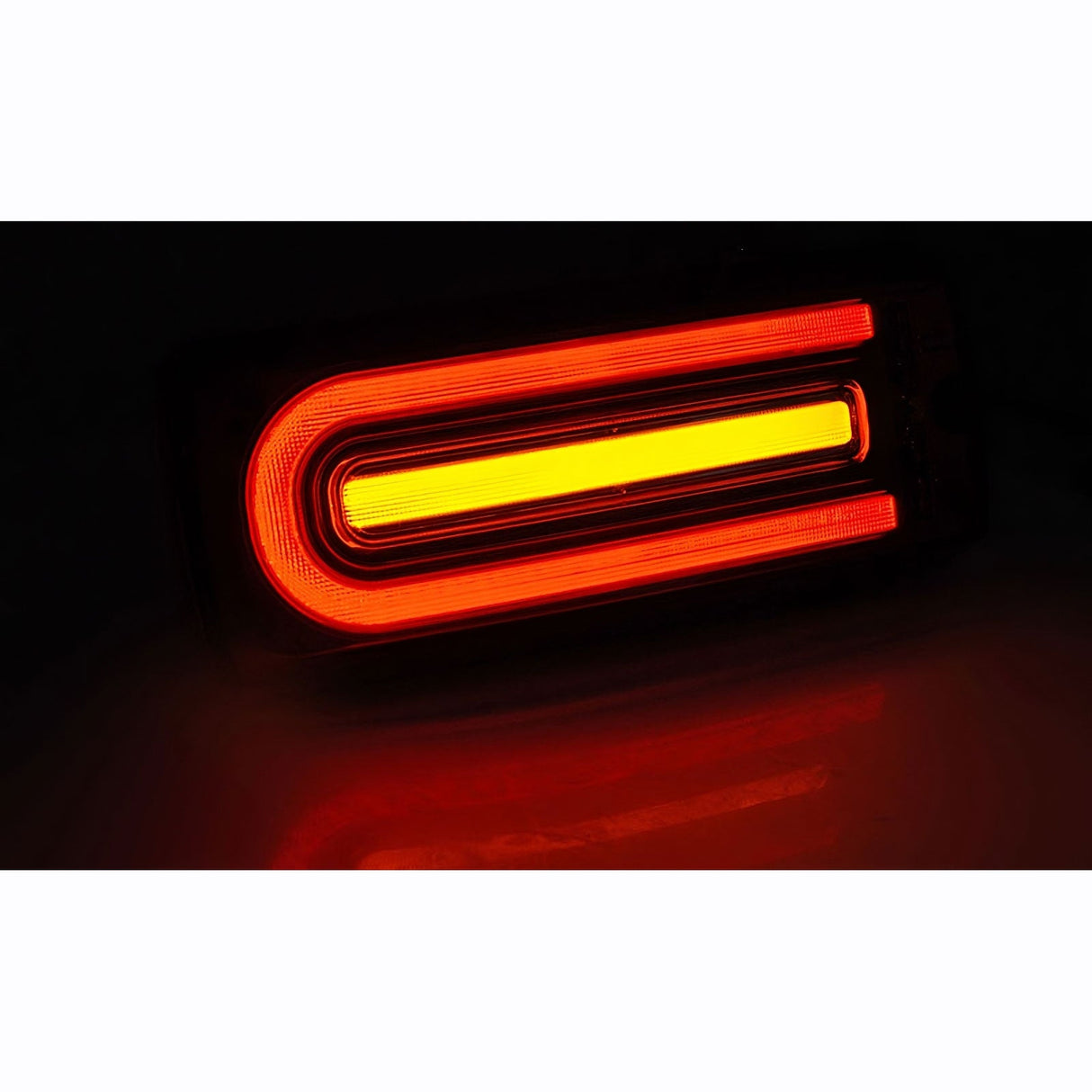 LED Rückleuchten für [Fahrzeugmodell] im C-Design mit gelbem Akzentlicht, rot leuchtend