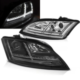 Drei Varianten von Auto-LED-Scheinwerfern mit Chrom- und Schwarzem Gehäuse. Gezeigt bei Tag und Nacht mit markantem L-förmigem LED-Design.