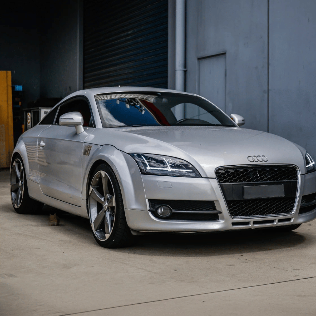 Silberner Audi TT mit sportlichen Felgen und LED-Scheinwerfern, ideal für KFZ-Tuning Zubehör