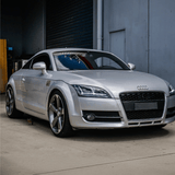 Silberner Audi TT mit sportlichen Felgen und LED-Scheinwerfern, ideal für KFZ-Tuning Zubehör