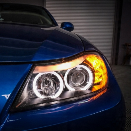Scheinwerfer mit weißen Standlichtringen und gelben Blinkern, LED-Tuning für BMW E90 E91