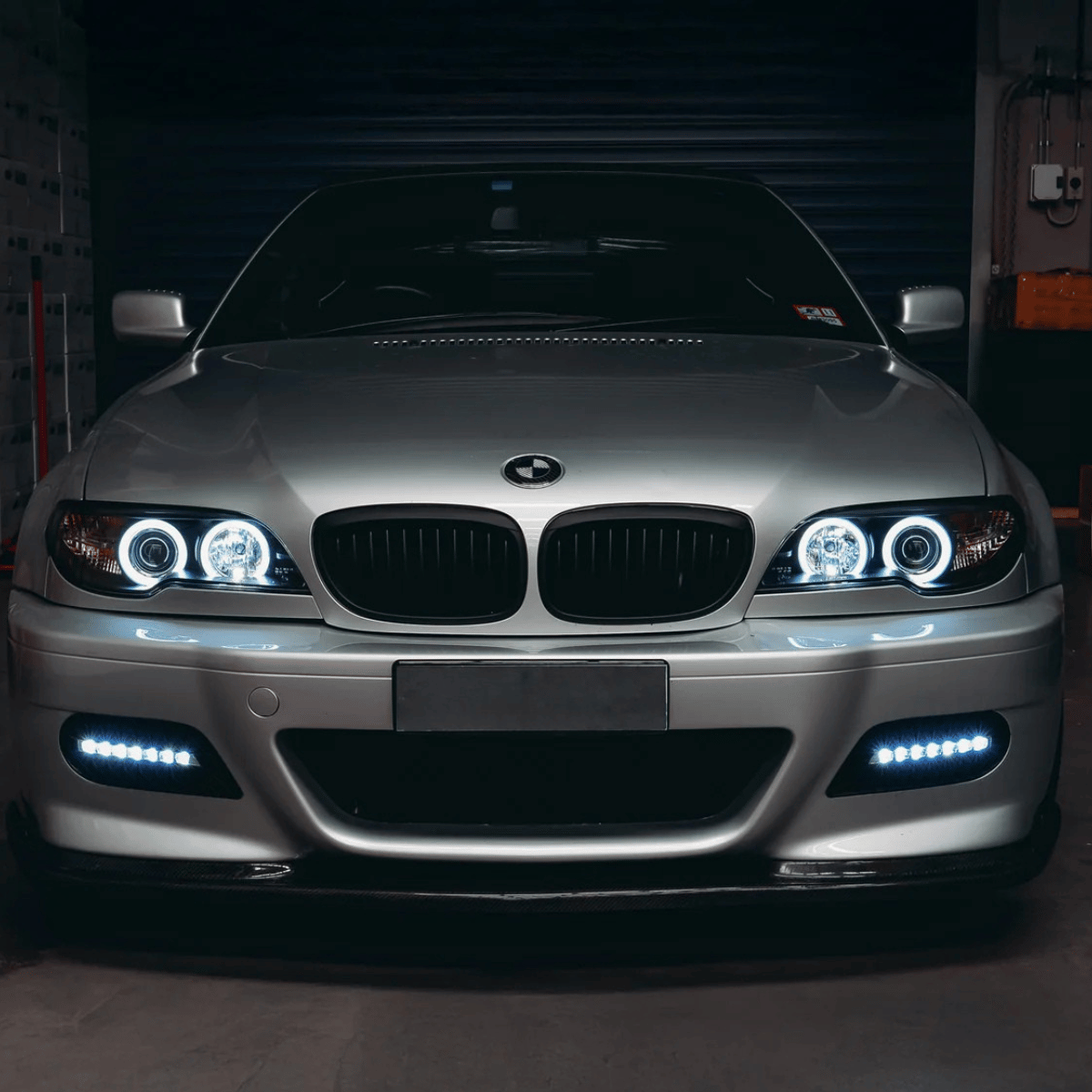 Scheinwerfer mit LED Ringen und Tagfahrlichtern, silbernes Auto Tuning Zubehör für BMW E46