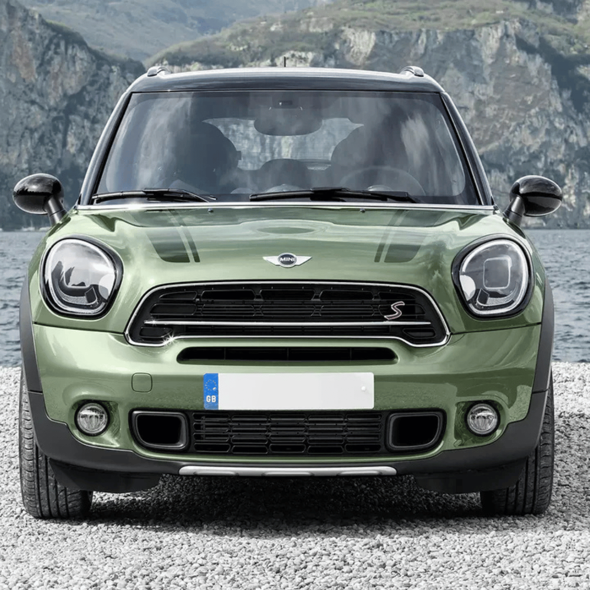 Grüner Mini Countryman S Frontansicht. Tuning LED Scheinwerfer, Tagfahrlicht, Nebelscheinwerfer und Fahrzeugzubehör
