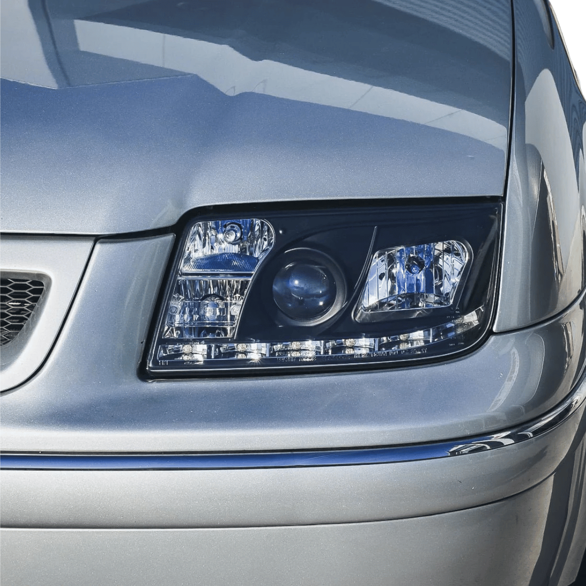 Silberner VW Scheinwerfer mit LED-Tagfahrlicht und schwarzem Einsatz, Tuning-Scheinwerfer für Fahrzeuge