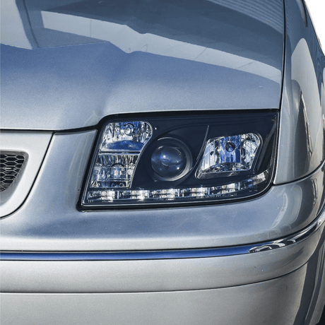 Silberner VW Scheinwerfer mit LED-Tagfahrlicht und schwarzem Einsatz, Tuning-Scheinwerfer für Fahrzeuge
