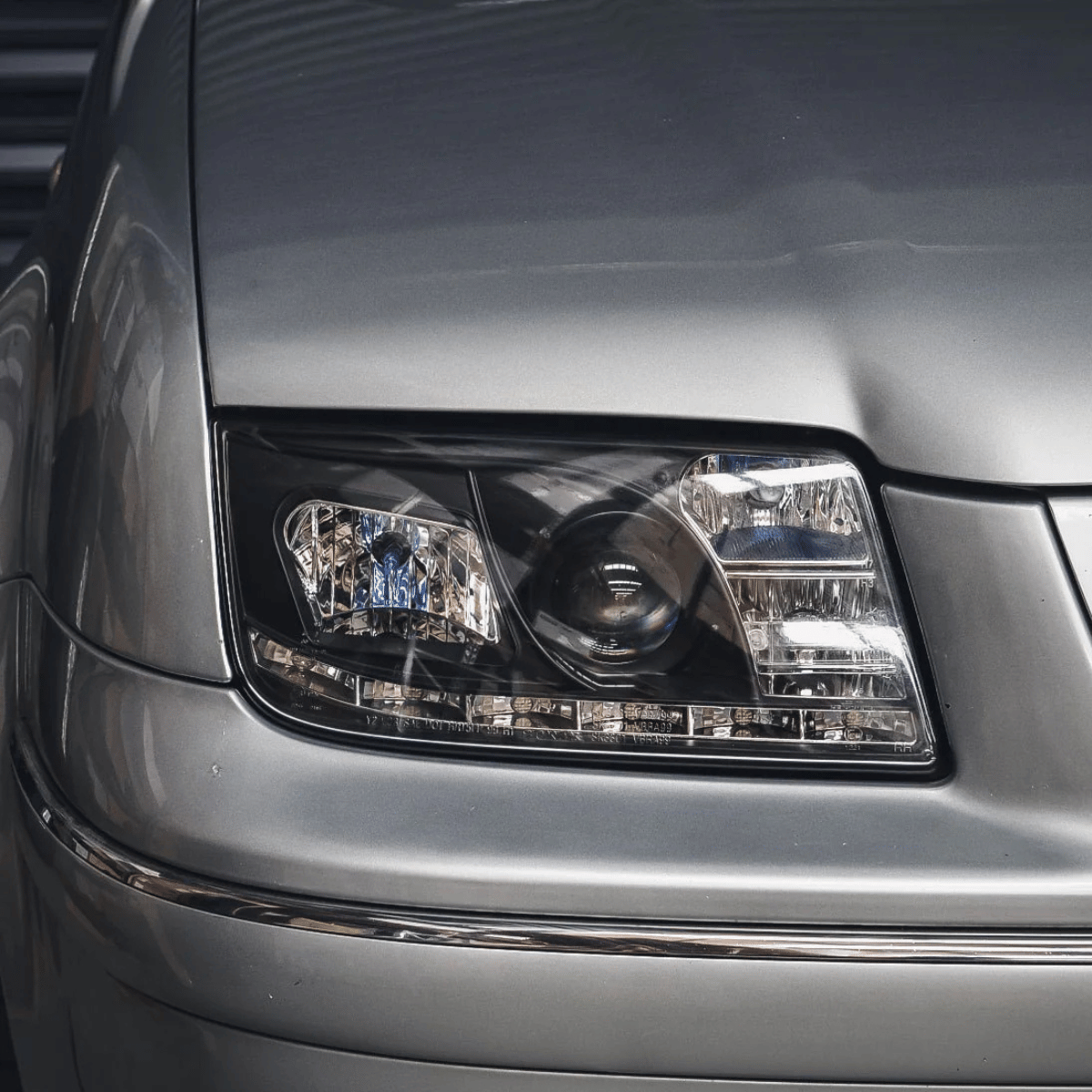 Silberner VW Scheinwerfer mit LED-Leuchten und Chrom-Akzenten, Tuning-Scheinwerfer für Fahrzeuge