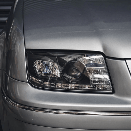 Silberner VW Scheinwerfer mit LED-Leuchten und Chrom-Akzenten, Tuning-Scheinwerfer für Fahrzeuge